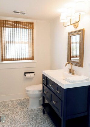 Regadera, secadora de cabello, toallas 