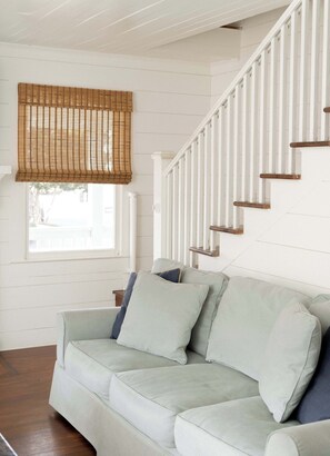 Een televisie, boeken en een kantoor