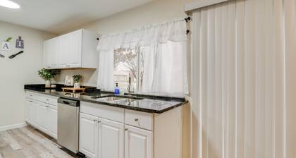 10 Mi to Six Flags: Pet- & Family-friendly Retreat