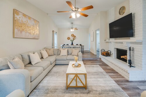 10 Mi to Six Flags: Pet- & Family-friendly Retreat