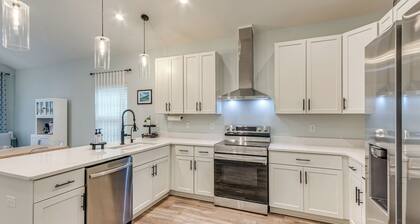 1 Mi to Dtwn: Pet-friendly Pensacola Getaway!