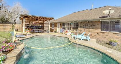 Swim & Unwind: Pet-friendly Home in Spring!