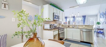 Swim & Unwind: Pet-friendly Home in Spring!