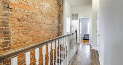 Centrally Located DC Row House Near Restaurants!