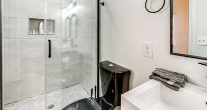 Centrally Located DC Row House Near Restaurants!