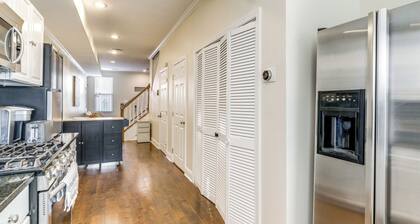Centrally Located DC Row House Near Restaurants!