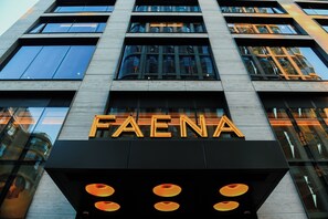 Un bâtiment sur lequel on peut voir en évidence l’enseigne « FAENA ».