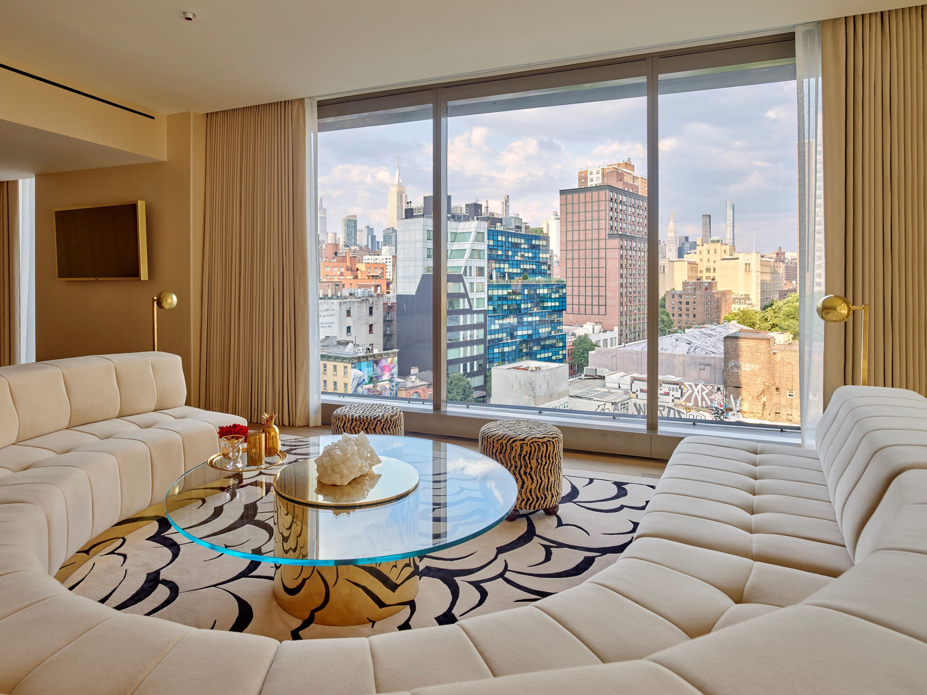 스위트, 침실 2개 (Imperial) | 거실 공간 | 디지털 채널 시청이 가능한 70인치 스마트 TV