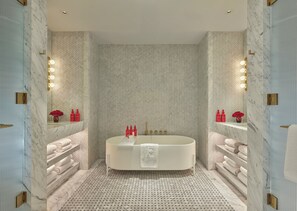 High Line Queen One-Bedroom Suite | Bathroom | Free toiletries, hair dryer, bathrobes, slippers - Faena New York (New York)