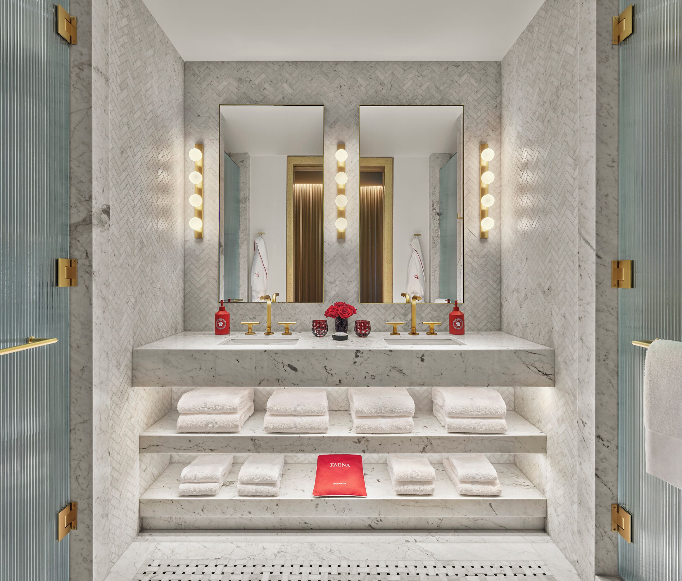 Bồn tắm và buồng tắm vòi sen riêng, máy sấy tóc, áo choàng tắm 