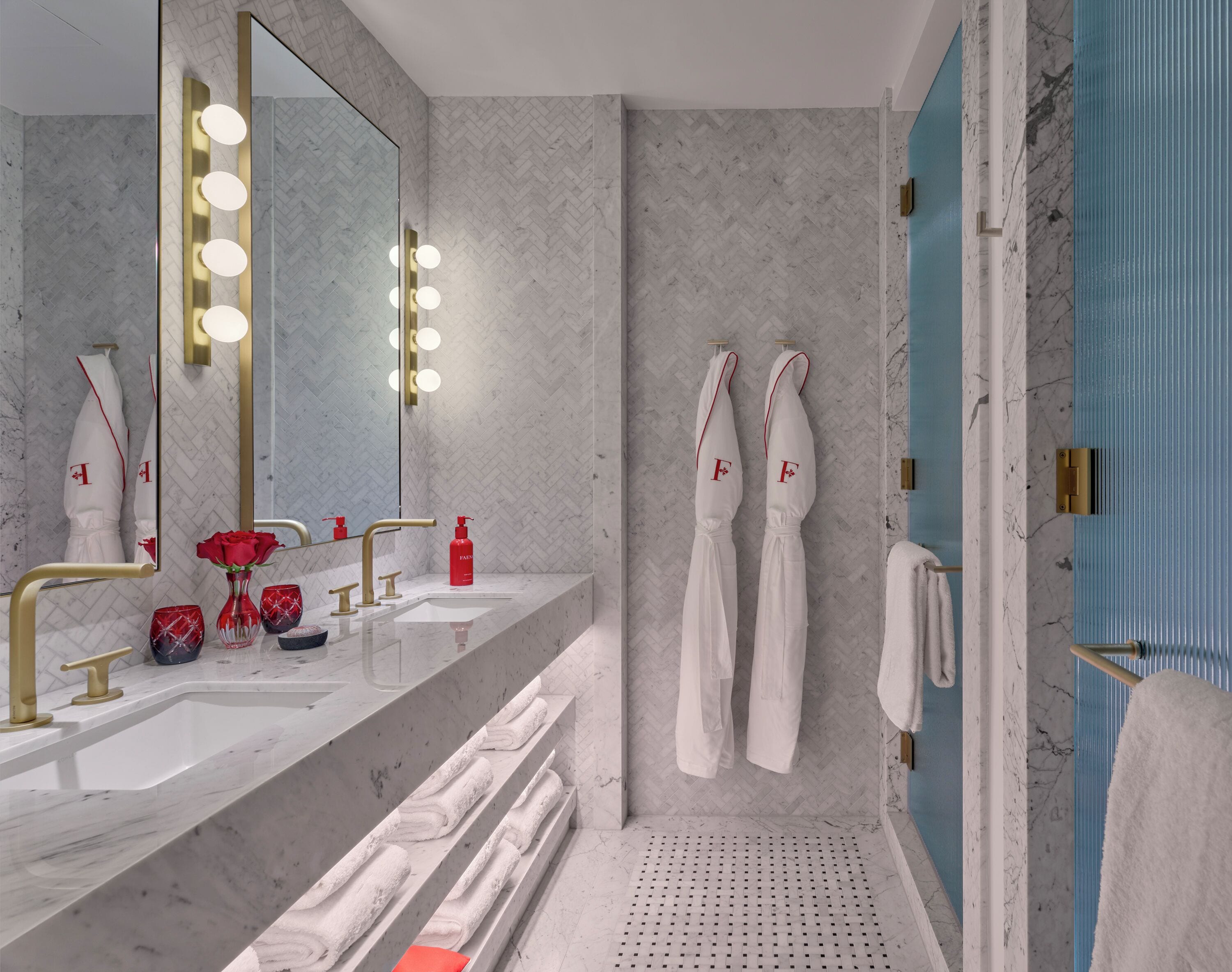 Een moderne badkamer met een grote spiegel, wastafel en douche.