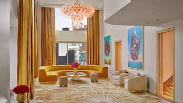 Suite, 3 slaapkamers (Faena) | Woonruimte | Een 70-inch smart-tv met digitale zenders