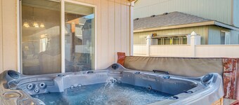 1 Mi to Moses Lake: Home w/ Private Yard & Hot Tub