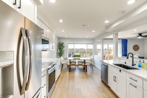 Apartment (4 Bedrooms) | Interior - Balconies & Views: Modern Abode in Poway! (Poway)