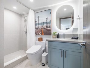 Dusche, Haartrockner, Bidet, Handtücher