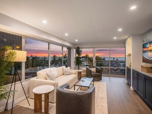 Smart TV - Ocean, Marina, and Pool View 2BD Corner Unit w/ AC at the Ilikai Hotel (Honolulu)