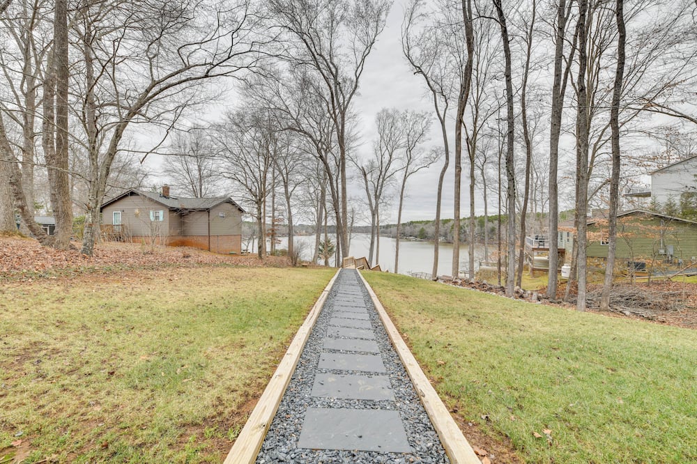 Lakefront Retreat w/ Dock, Patio & Grill in Bracey - Alberta, VA