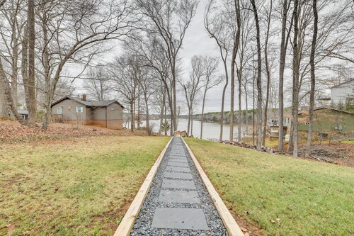 Lakefront Retreat w/ Dock, Patio & Grill in Bracey