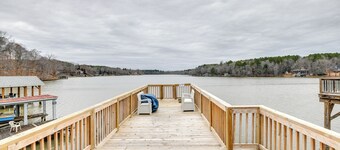 Lakefront Retreat w/ Dock, Patio & Grill in Bracey