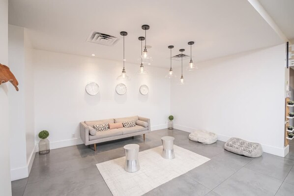 Studio | Desk, Internet