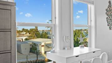 House, Smoking | 4 bedrooms, desk, Internet