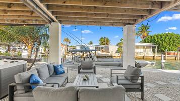 House, Smoking | 4 bedrooms, desk, Internet