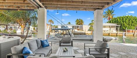 4 bedrooms, desk, Internet