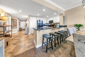 Dining - 3BR 2BA Slps 9 Perfect Location Directly on the Beach! (Panama City Beach)