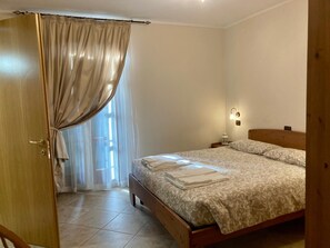 1 dormitori, un bressol de viatge, wifi gratuïta i roba de llit