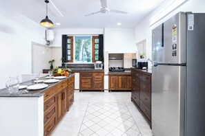 Private kitchen - Opulent Antique 3br Villa in Gurugram (Gurugram)