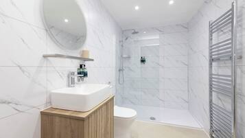 Standard Apartment | Bathroom | Soap, shampoo, toilet paper