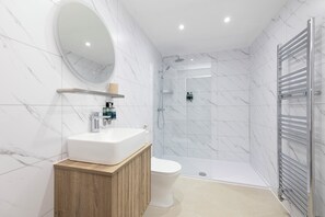 Departamento estándar | Baño | Jabón, shampoo, papel de baño 