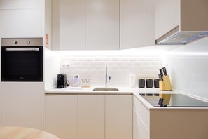 Kühlschrank, Mikrowelle, Ofen, Herdplatte