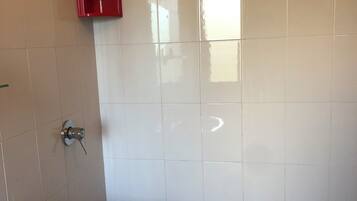 Stanza standard doppia, vista giardino | Badezimmer | Dusche, Handtücher, Seife, Shampoo