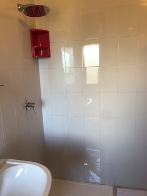 Stanza standard doppia, vista giardino | Bathroom | Shower, towels, soap, shampoo - Albergo BELVEDERE (Santa Cristina Gela)