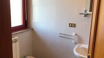 Stanza standard doppia, vista giardino | Badezimmer | Dusche, Bidet, Handtücher, Seife