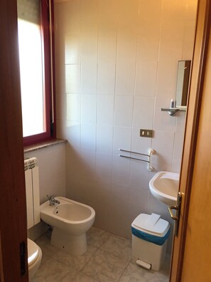 Stanza standard doppia, vista giardino | Salle de bain | Douche, bidet, serviettes fournies, savon