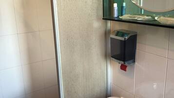 Chambre Standard avec lits jumeaux, vue jardin | Salle de bain | Douche, serviettes fournies, savon, shampoing