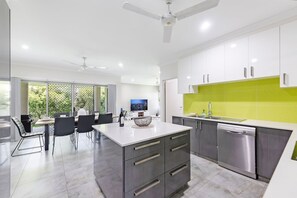 House - Zenhouse Harmony Modern Home Near CDU Hospital (Muirhead)