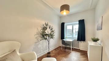 Business Apartment | Area keluarga | TV