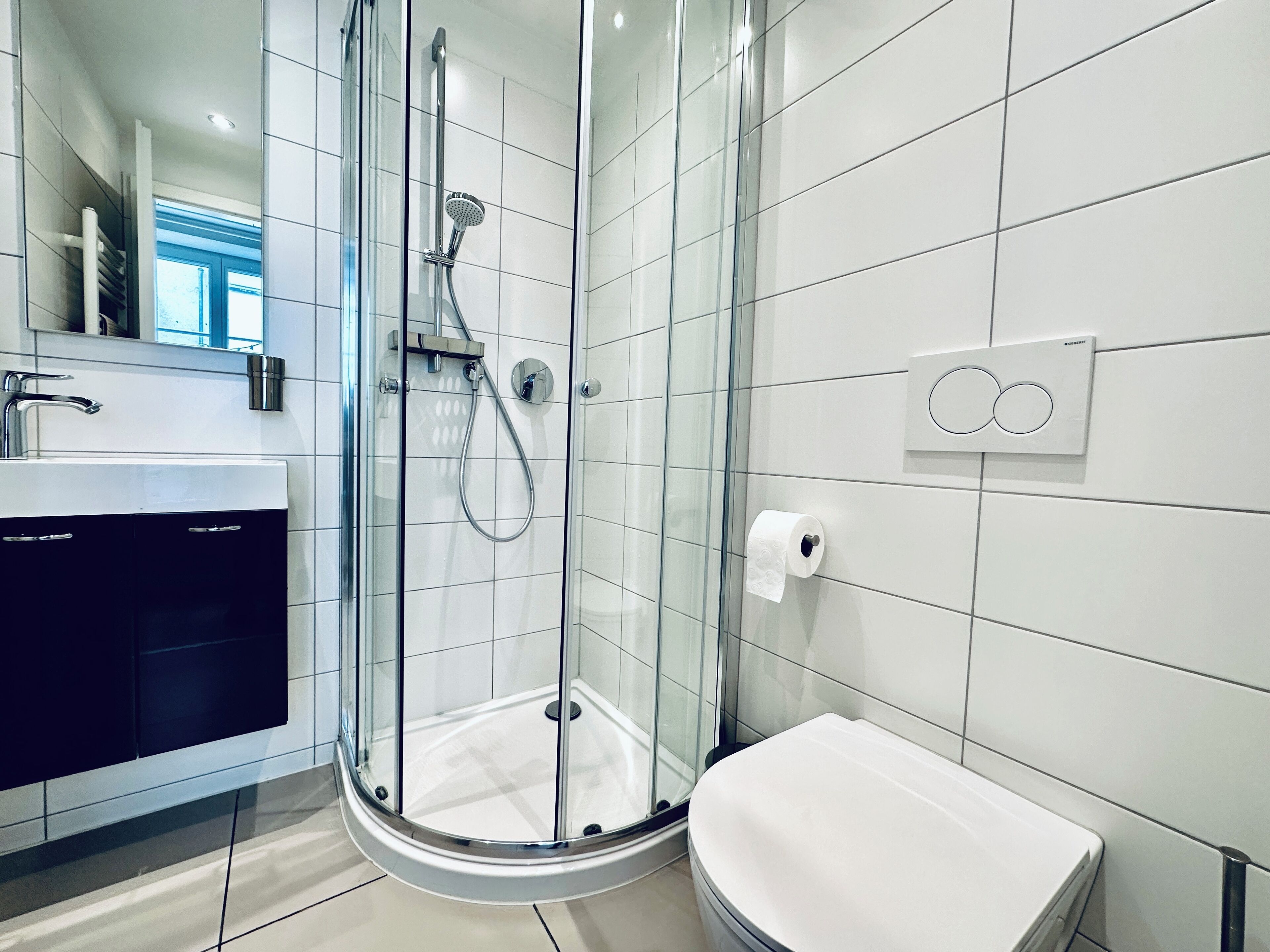 Business Studio | Baño | Ducha, secador de pelo, toallas y jabón