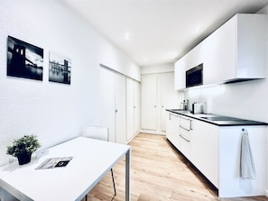 Business Studio | Private kitchen | Fridge, microwave, oven, stovetop - Business Apartment Solothurn (Solothurn)