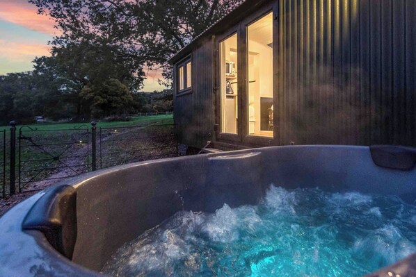 Outdoor spa tub - The Holmes Hill Retreat (Whitesmith)