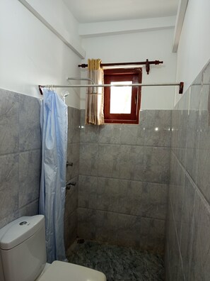 Ducha, toallas, jabón, papel higiénico