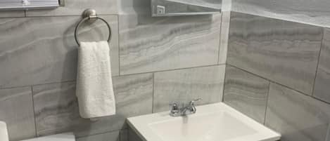 シャワー、タオル、石鹸、トイレットペーパー