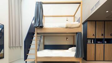 Schreibtisch, laptopgeeigneter Arbeitsplatz, kostenloses WLAN