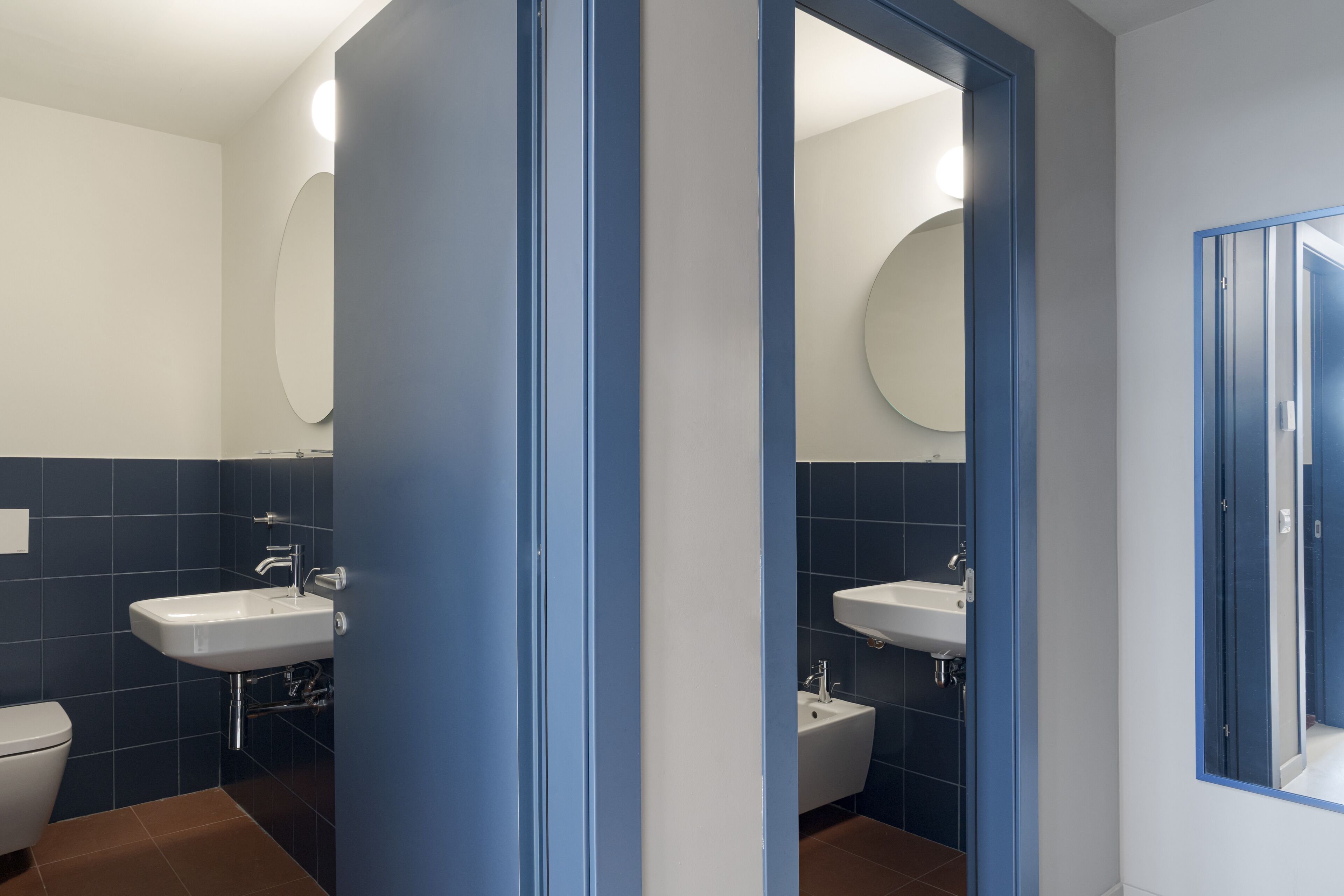 Ein Badezimmer mit Waschbecken, Bidet und Toilette.