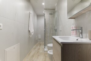 تجهيزات دش، مجففات شعر، مراحيض شطف، مناشف