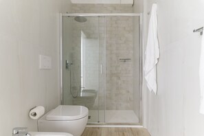 Regadera, secadora de cabello, bidet, toallas 