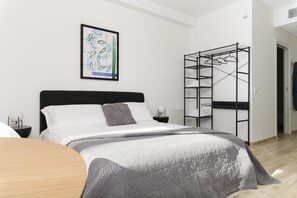 1 habitación, tabla de planchar con plancha, wifi gratis y ropa de cama